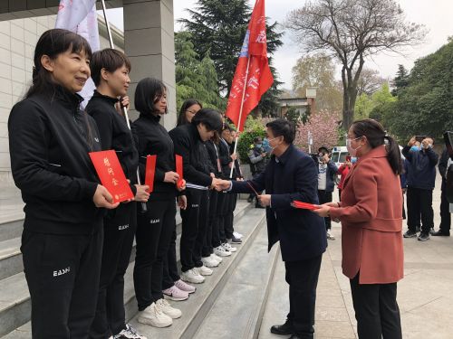 王亚杰一行看望慰问我校两所附属医院援鄂医疗队员