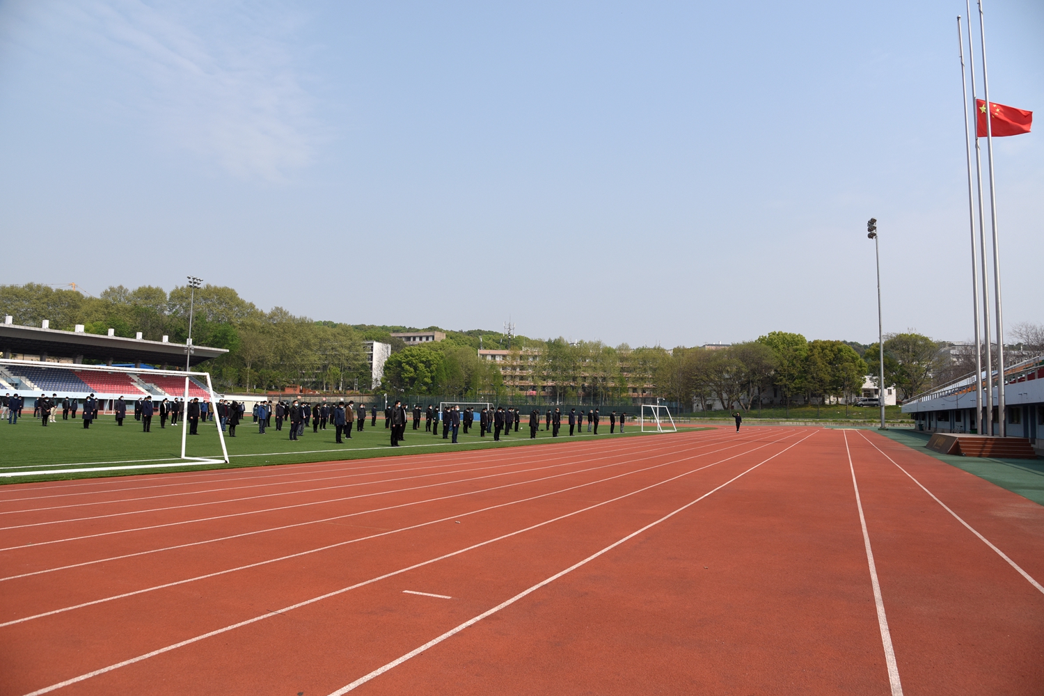 【战“疫”快报】学校为疫情牺牲烈士和逝世同胞志哀