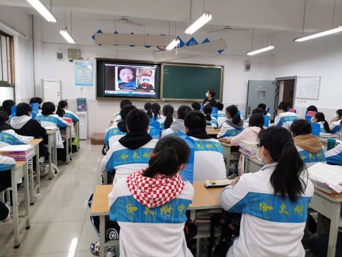 我校附属第一医院援鄂专家与附中学生交流