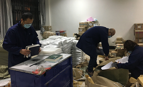 硬核担当 助力线上教学 学校为学生免费邮寄教材