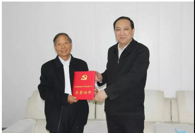 张涛为全国离退休干部先进个人张庆连颁发荣誉证书
