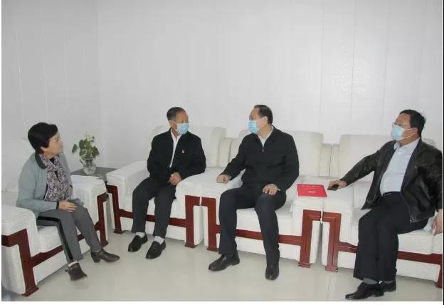 张涛为全国离退休干部先进个人张庆连颁发荣誉证书