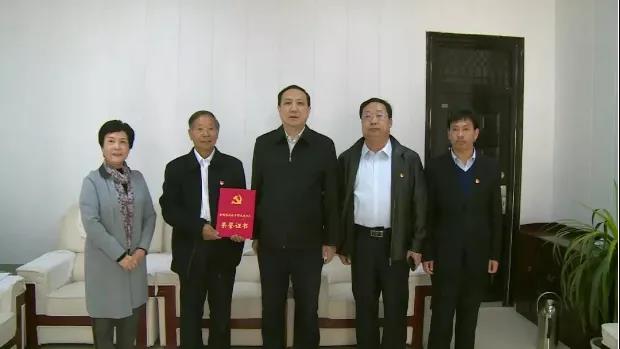 张涛为全国离退休干部先进个人张庆连颁发荣誉证书
