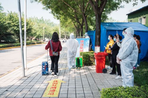 学校举行学生返校及疫情防控应急演练