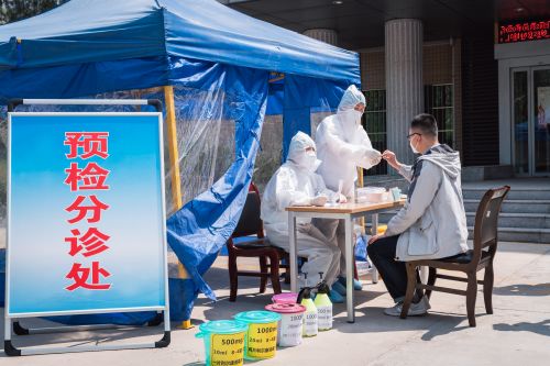 学校举行学生返校及疫情防控应急演练