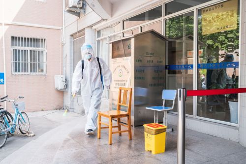 学校举行学生返校及疫情防控应急演练