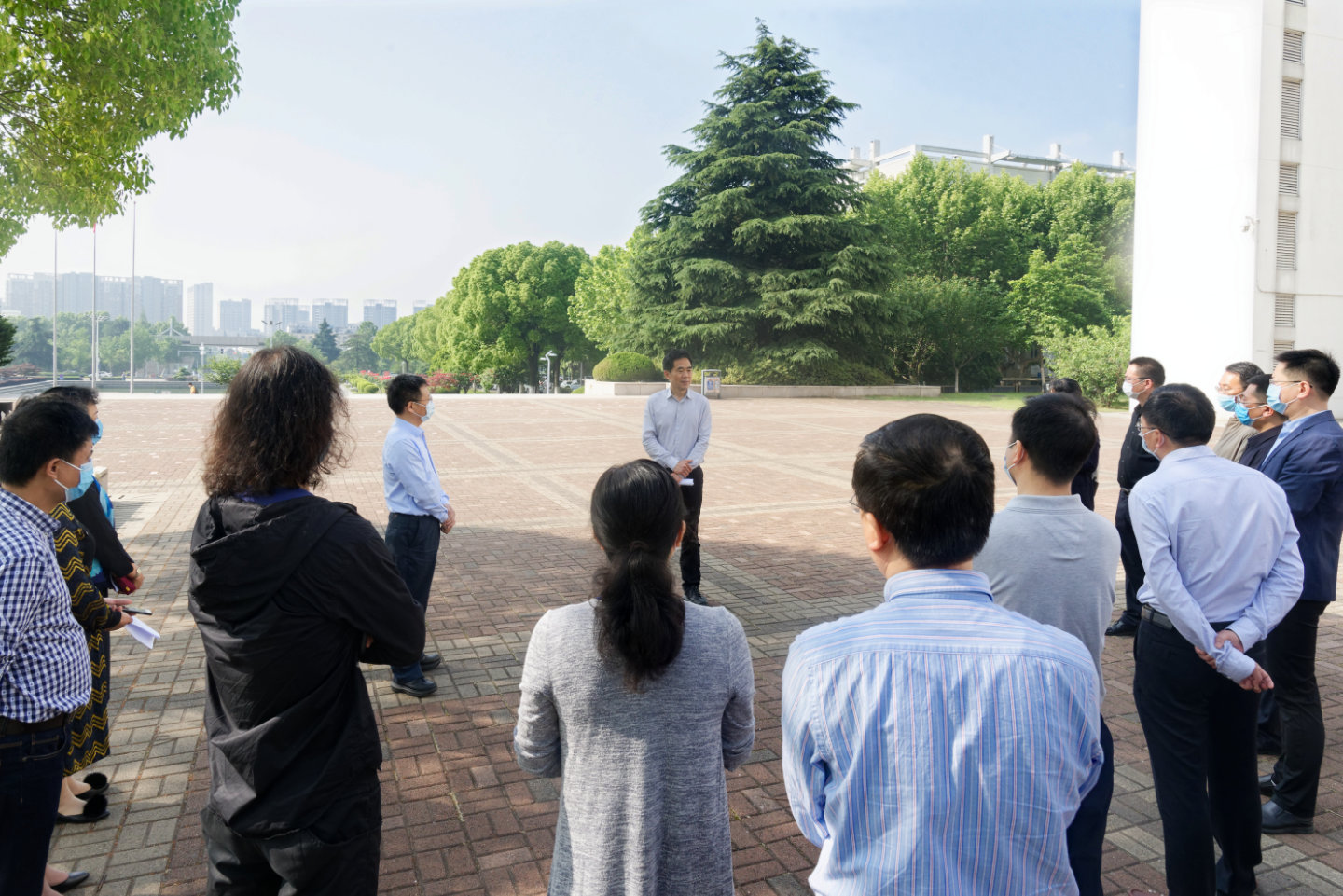 校领导检查新学期线下教学第一课