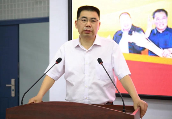 跨越黄河的握手红色教育的合奏