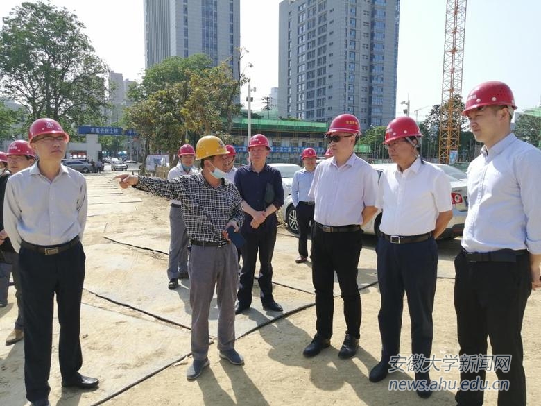 大富地产集团董事长孙百胜等陪同校领导实地察看建筑施工工地,并详细