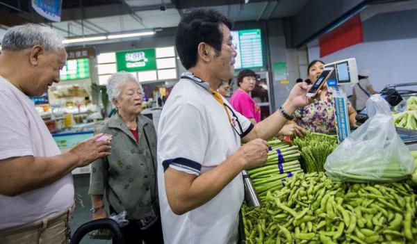 被技术抛下的老人：讨好年轻人的世界是“过滤”过的