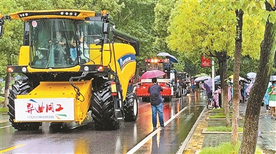 华中农业大学：拖拉机校园巡游送别毕业生