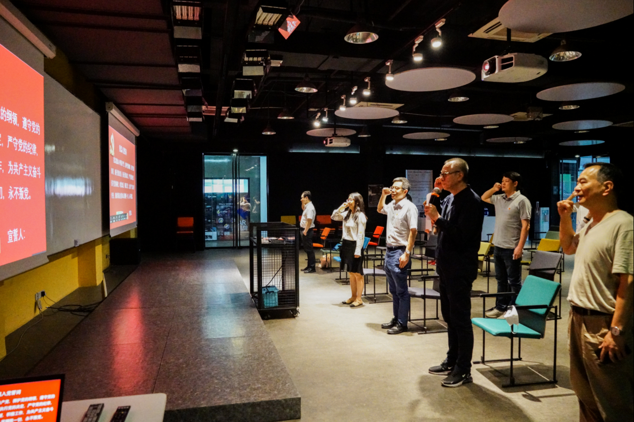 设计创意学院举行“七一”表彰大会暨“守初心、担使命、共抗疫”主题党日活动