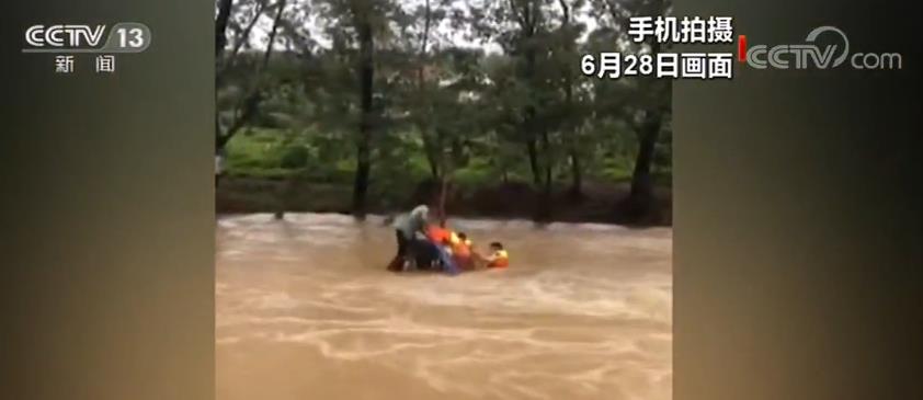 暴雨导致湖北京山山洪暴发 居民被困民警紧急救援