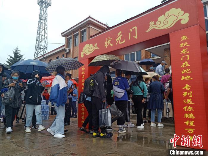 中国唯一高考专列运行18年 万名学子逐梦启航