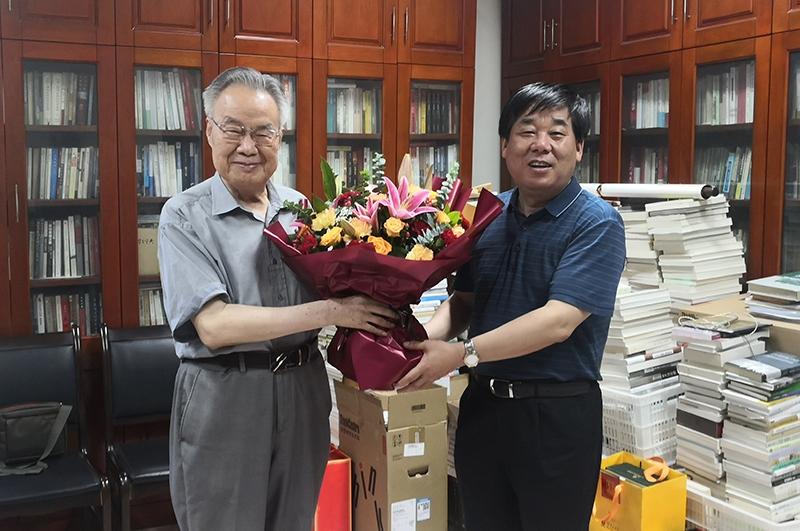 杨宗科校长看望慰问我校资深教授赵馥洁先生