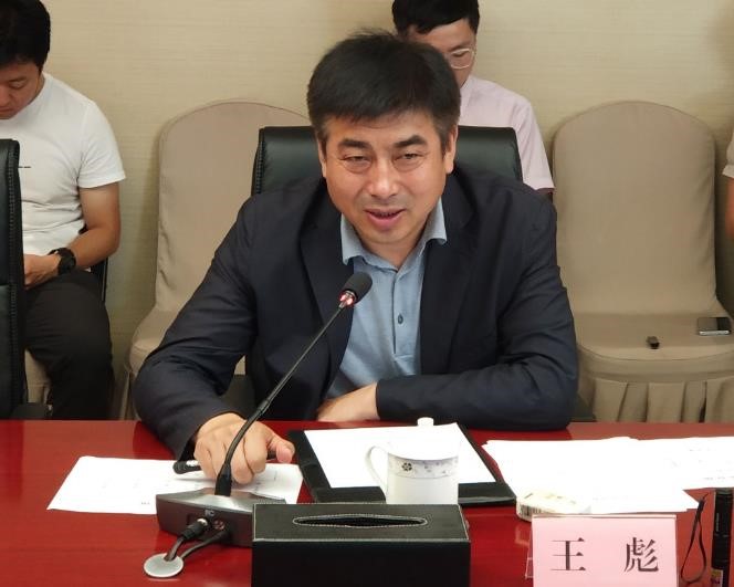 副校长李雄和崇礼区区长赵赞代表校地双方共同签署战略合作协议.