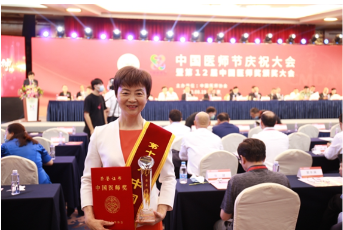 中南大学湘雅医院胡成平教授获“中国医师奖”