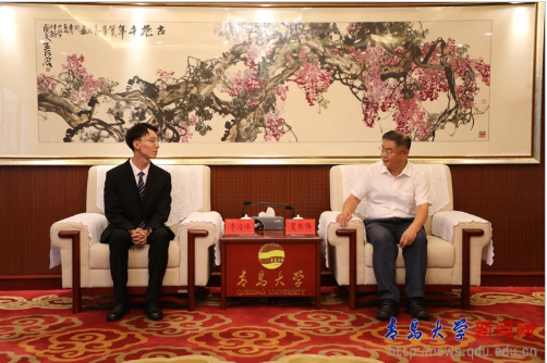 夏东伟接见我校全国学联第二十七次代表大会代表李海峰同学