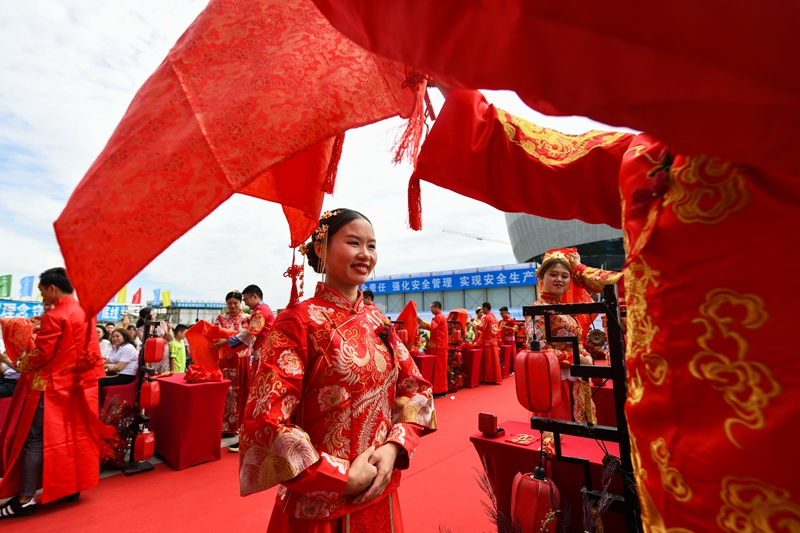 “工地婚礼”见证幸福爱情