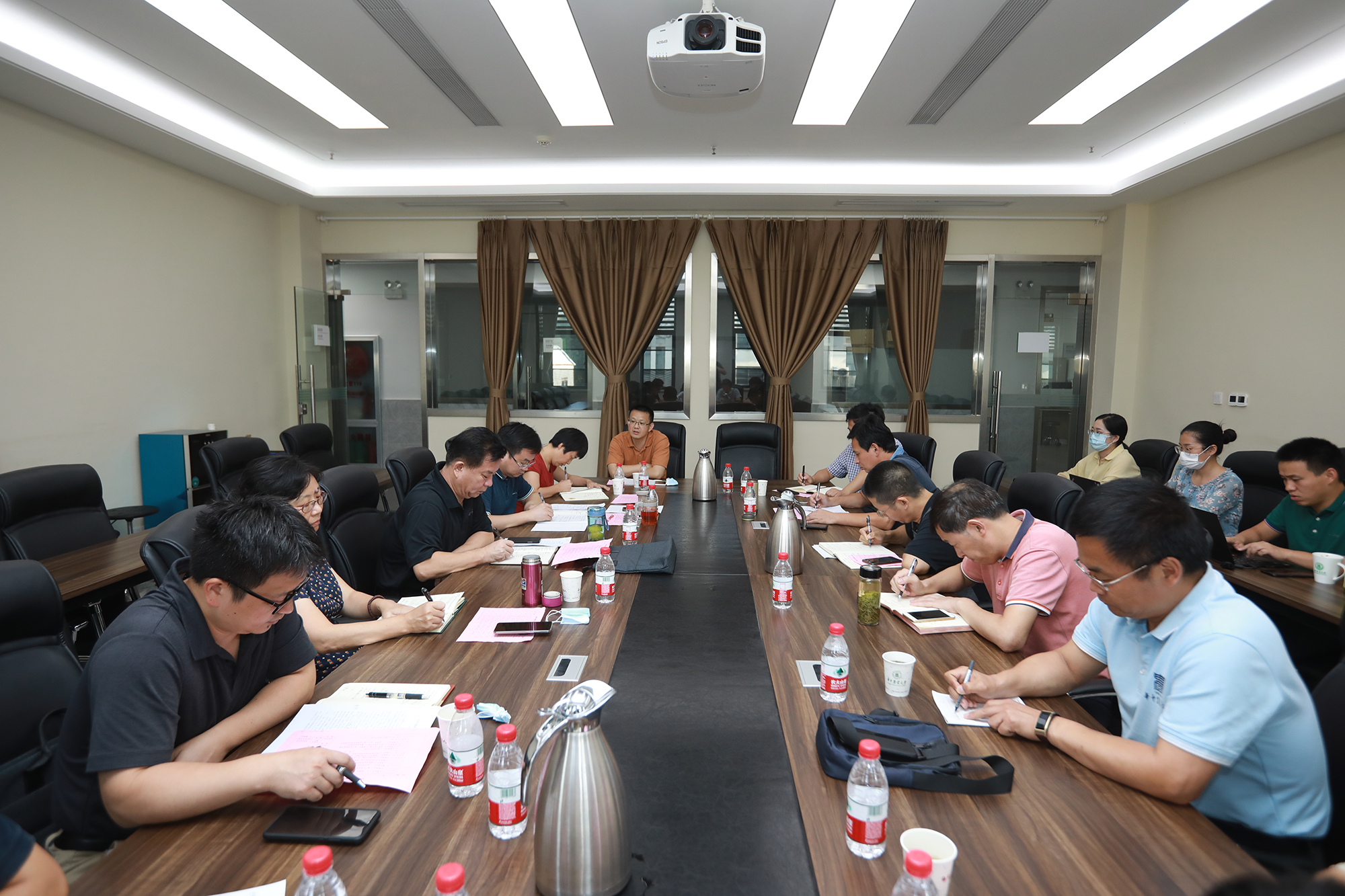 2020年暑期中层干部学习研讨班进行分组讨论