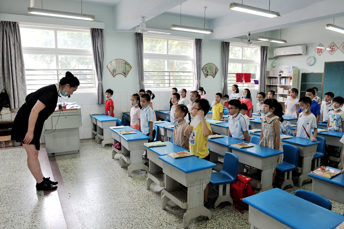 教室再响“老师好”我校附属学校如期开学