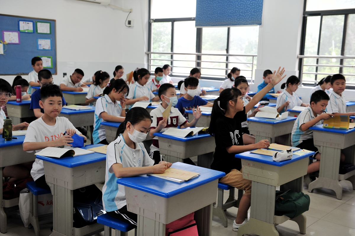教室再响“老师好”我校附属学校如期开学