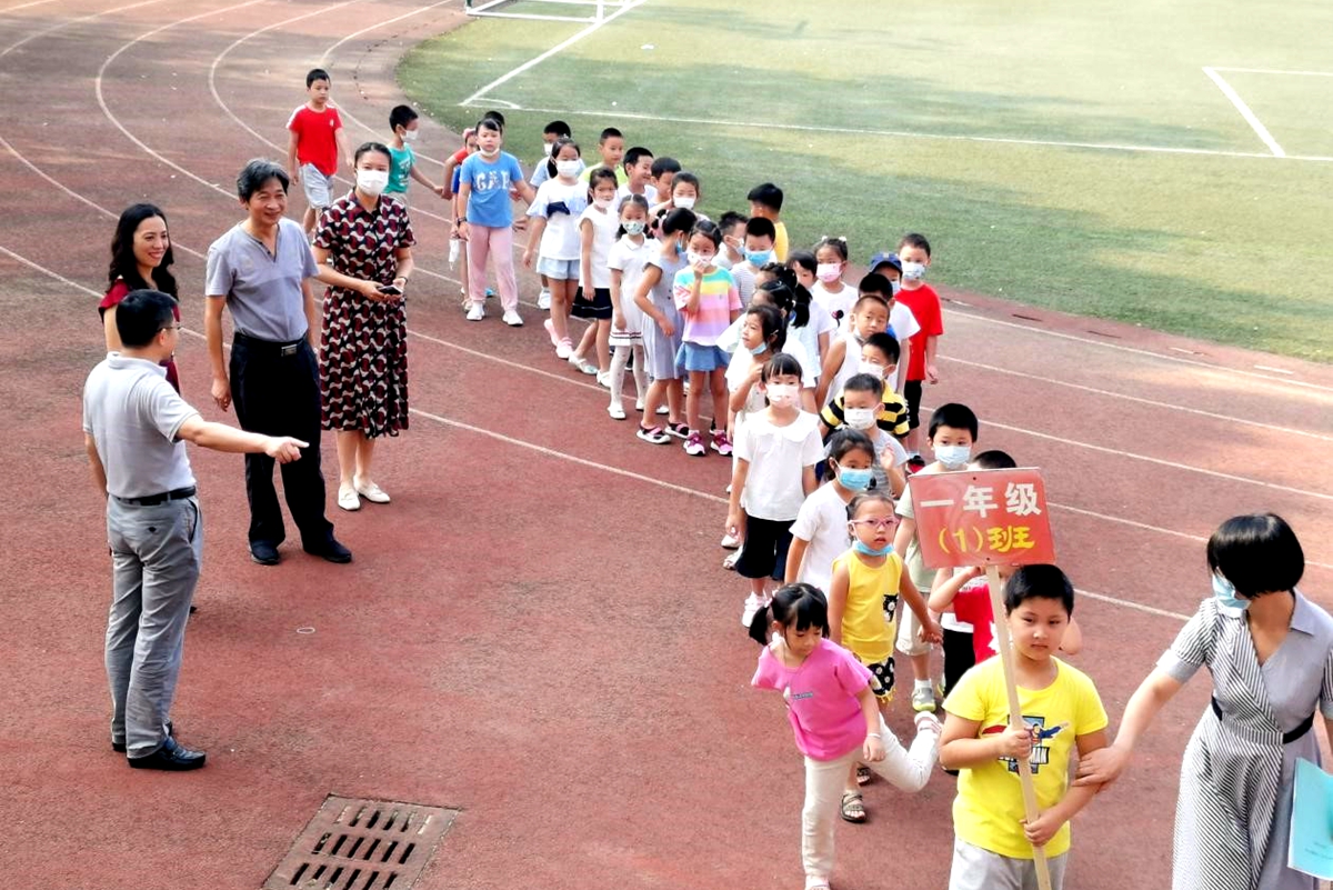 教室再响“老师好”我校附属学校如期开学