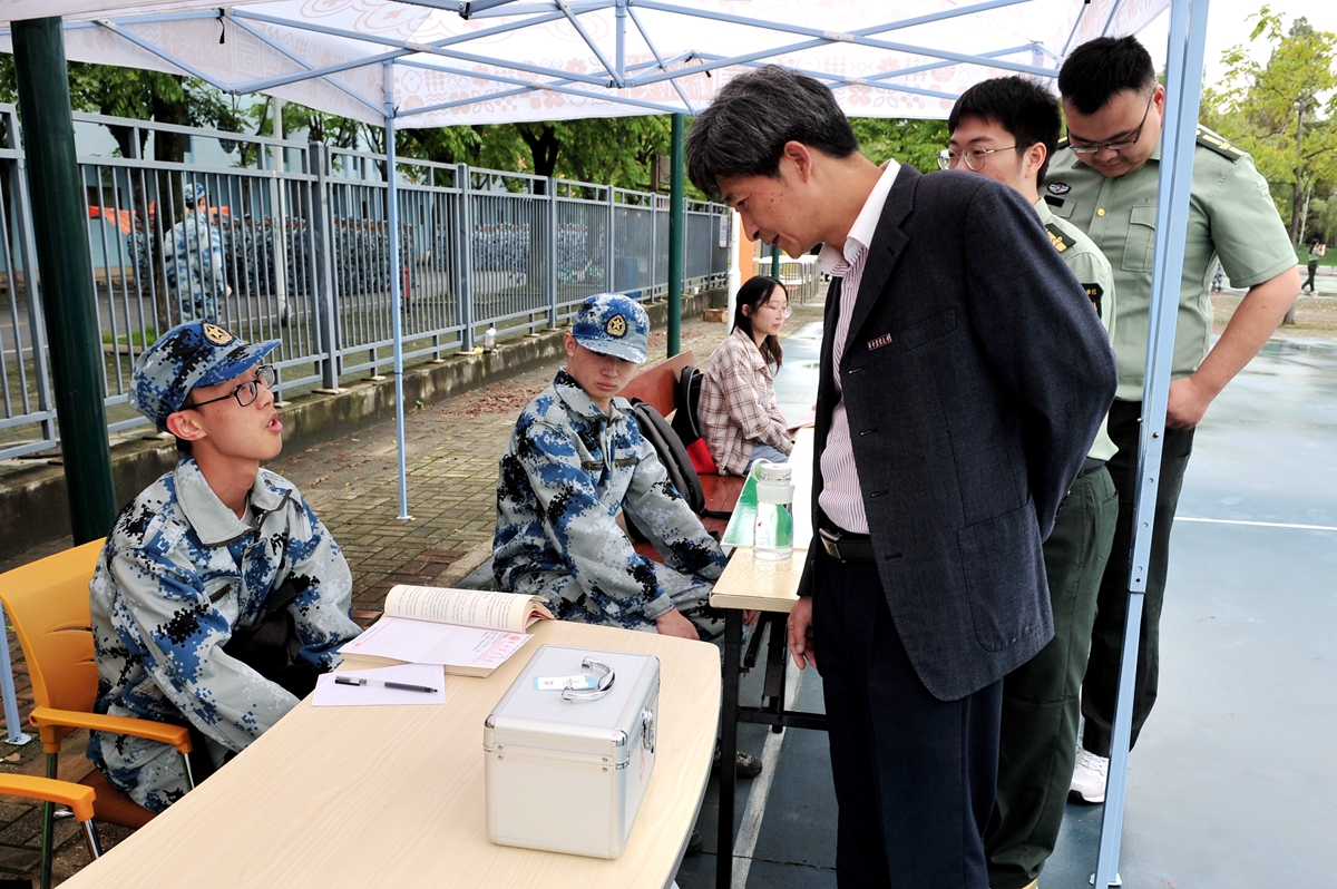 高翅检查指导2020级新生军训工作