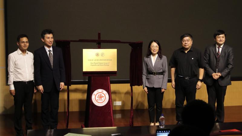 Opening ceremony uncover the sign.jpg