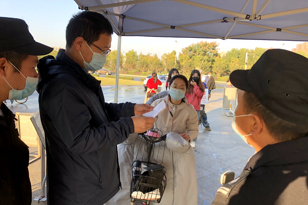 【常态化疫情防控】党员下沉参与校门防疫管控