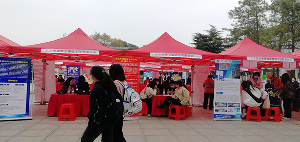 学校举办2021届毕业生中型校园招聘会暨铝业行业校企对接会