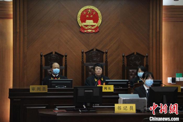 西安男子售卖27万只假口罩 获刑五年六个月