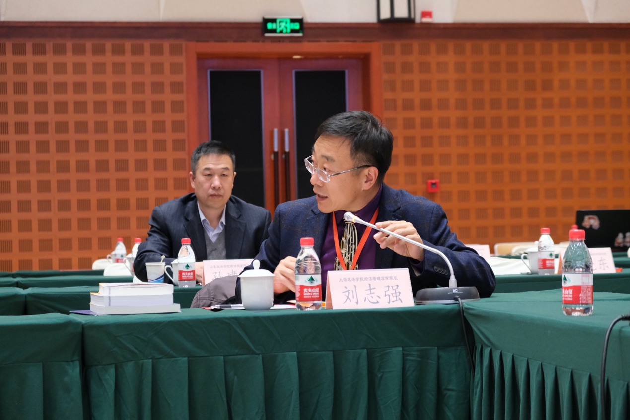 我校经济管理学院党总支书周毅主持,西南政法大学经济学院余劲松院长