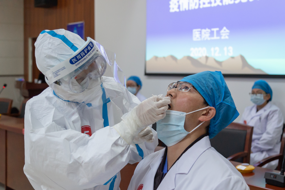 学校举行医院医务人员疫情防控技能竞赛