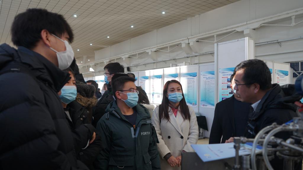 山西转型综改区组织省内50多家企业代表前来参观我校科技成果展