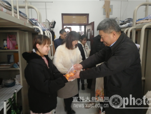 元旦送温暖 师生话新篇——校领导开展走访慰问活动