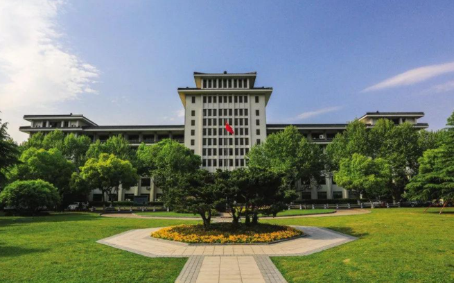 浙江大学光华法学院的前身是1945年建立的浙江大学法学院,首任院长