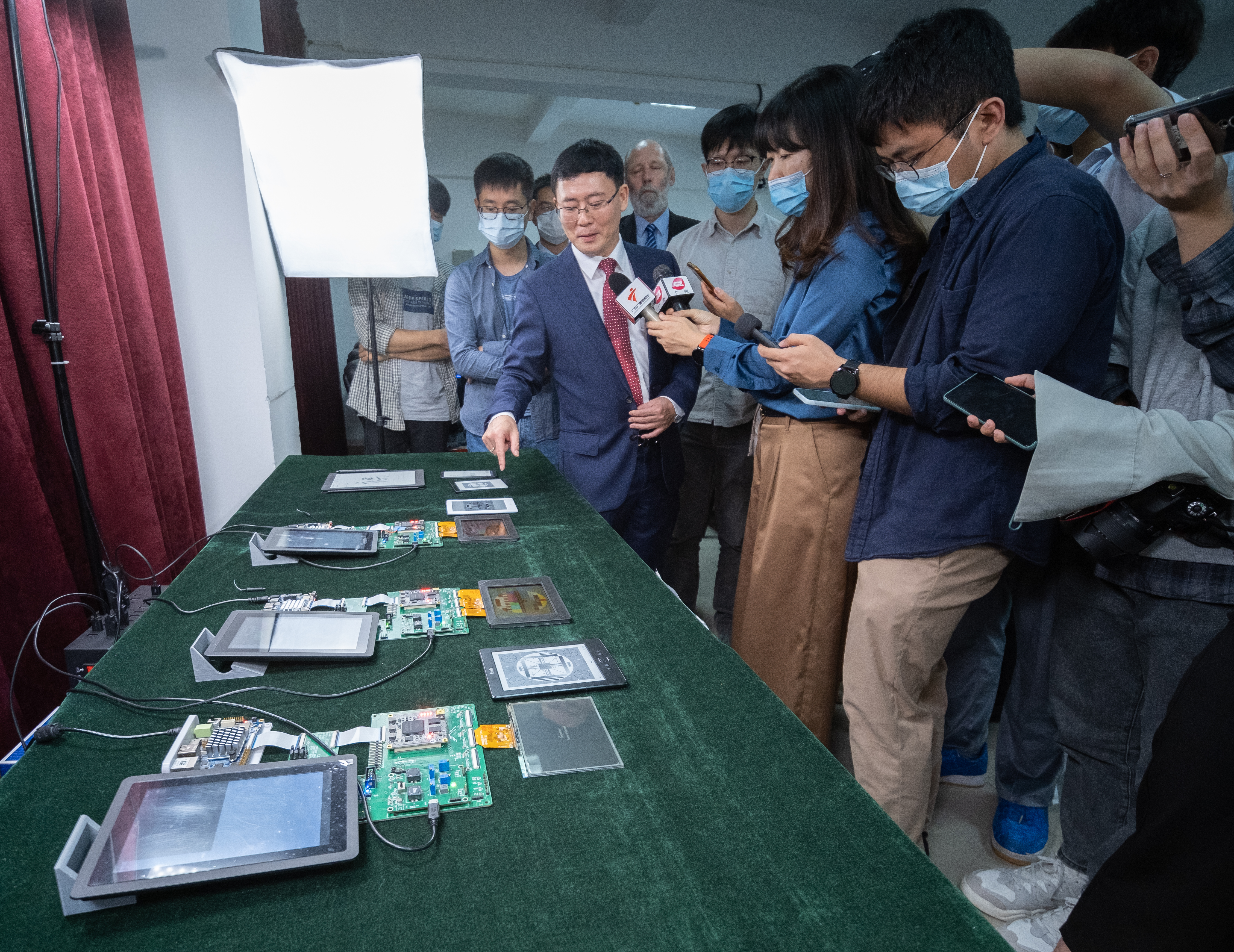 周国富教授团队彩色视频电子纸显示技术取得重大突破