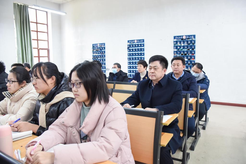 好传统打开新学期——学校党政领导班子深入课堂听开学第一课