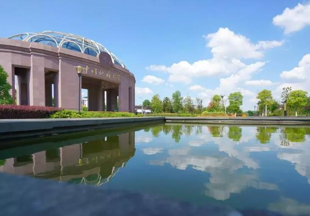 勇于探索,追求卓越"的文化氛围,努力构建优越而独特的教学和科研环境