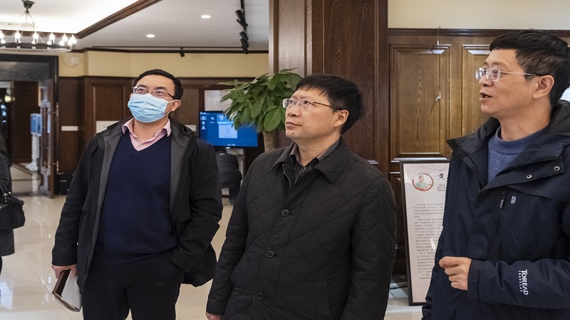 校领导到图书馆指导工作