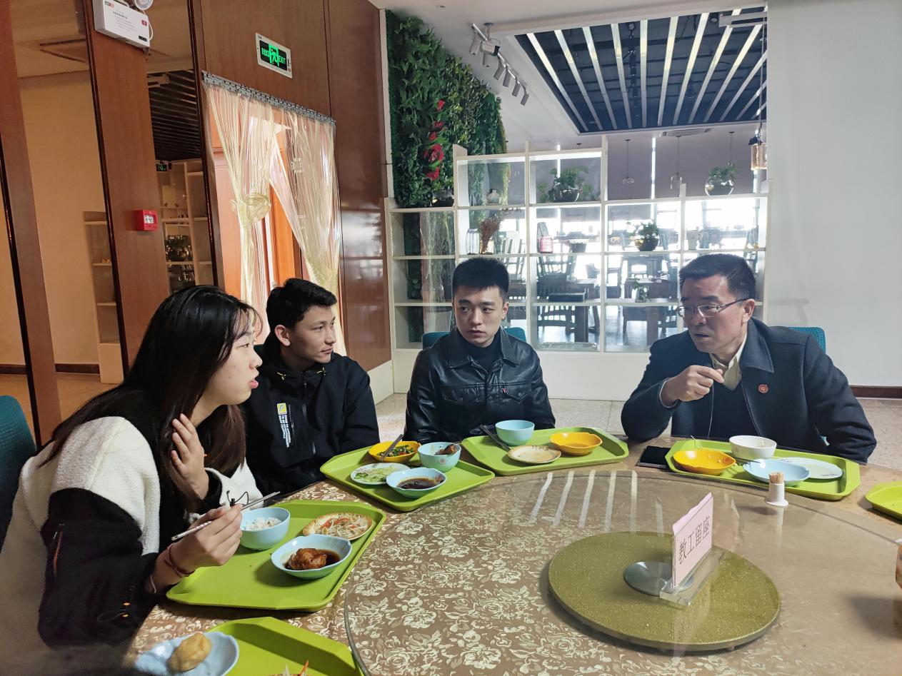 校党委书记金能明参加国际医药商学院班级午餐会