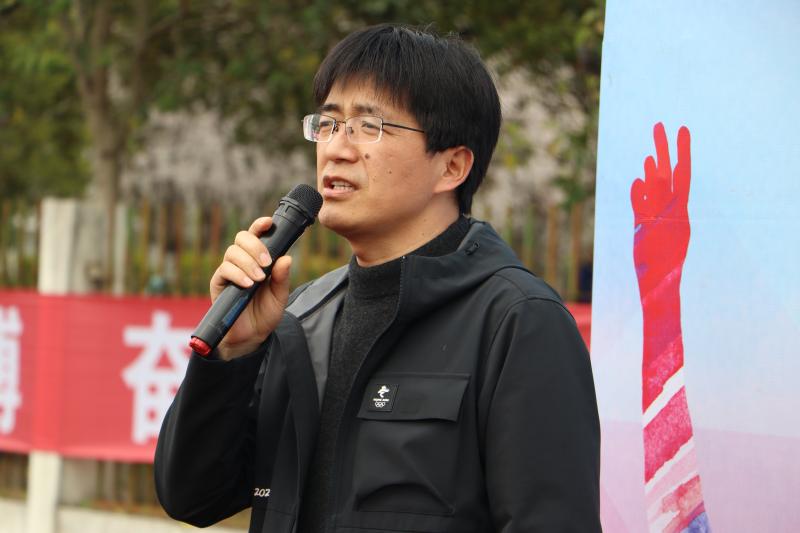 体育系老师宣布开幕.JPG