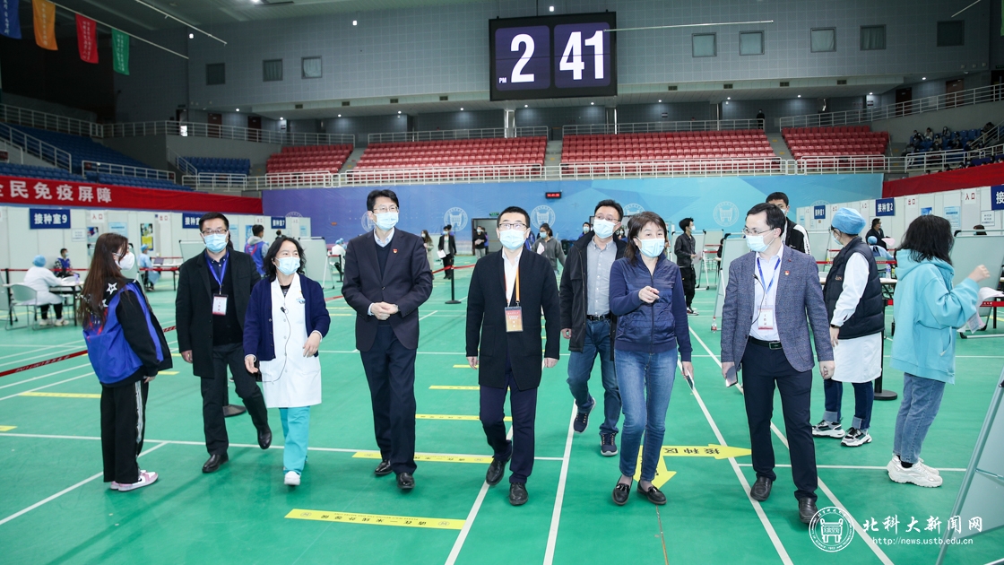 学校精心组织师生新冠疫苗集中接种工作