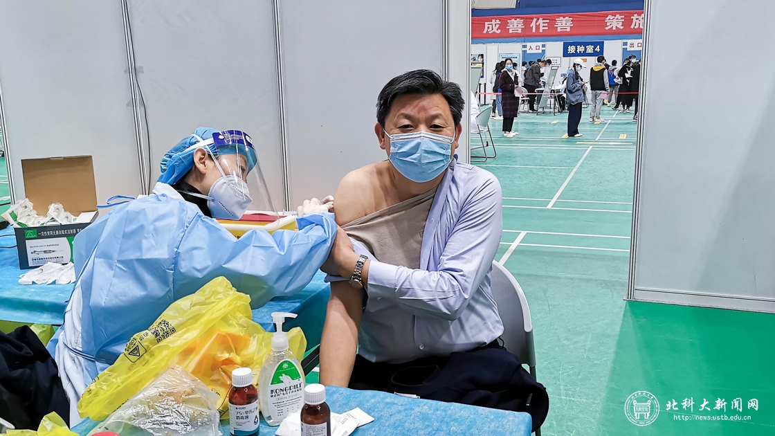 学校精心组织师生新冠疫苗集中接种工作