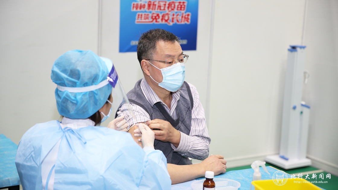 学校精心组织师生新冠疫苗集中接种工作