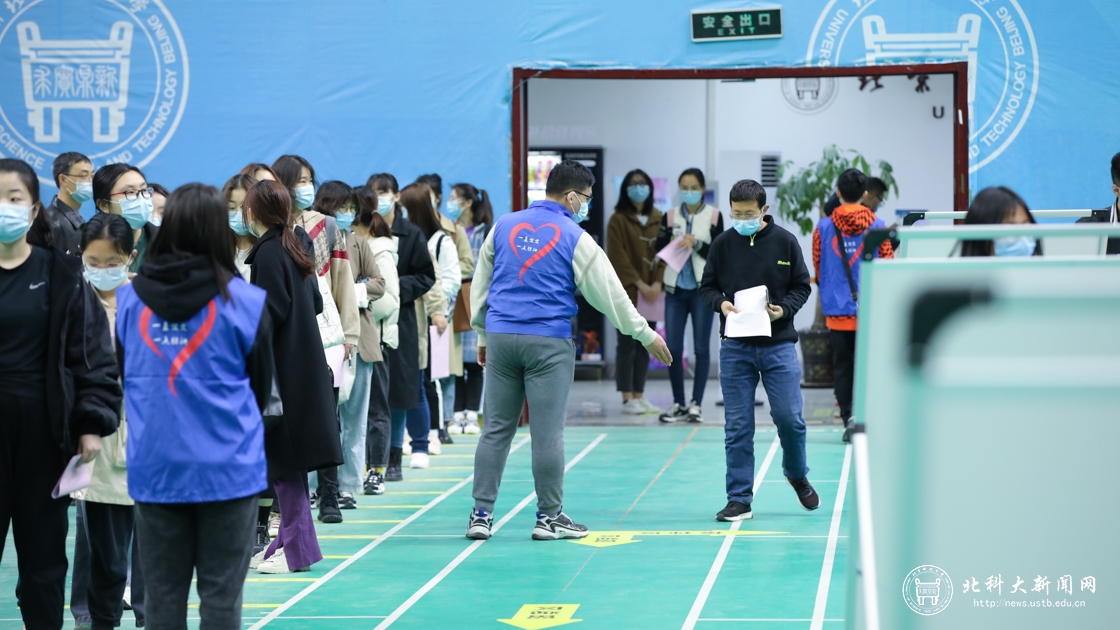 学校精心组织师生新冠疫苗集中接种工作