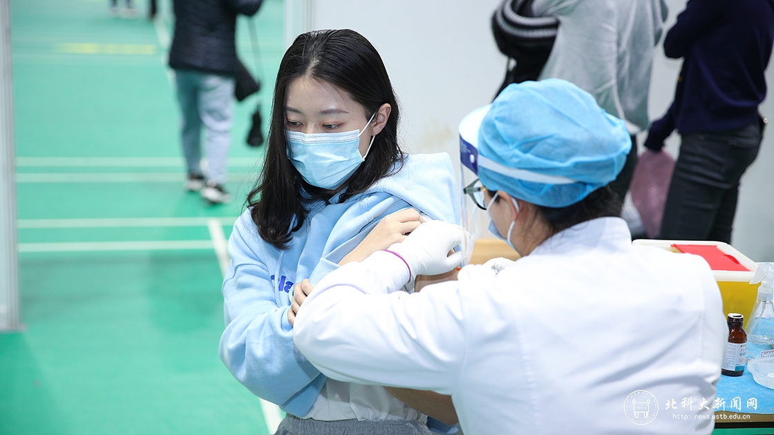 学校精心组织师生新冠疫苗集中接种工作