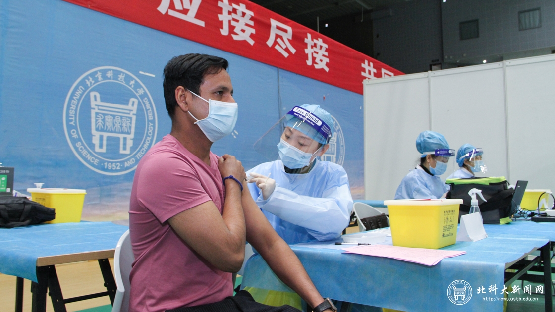 学校精心组织师生新冠疫苗集中接种工作