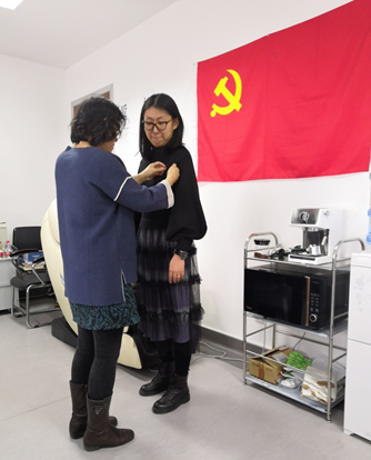 天津大学期刊中心党支部发展高层次海归人才入党